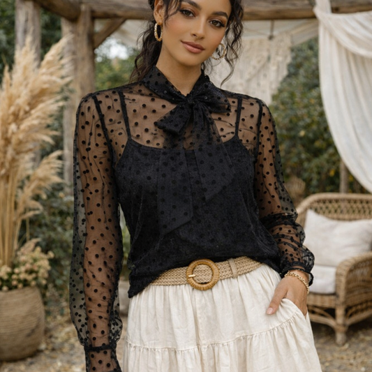 Blouse noire en tulle plumetis avec col lavallière, manches longues transparentes, style chic bohème