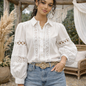 Chemise bohème en coton blanc avec dentelle et manches bouffantes
