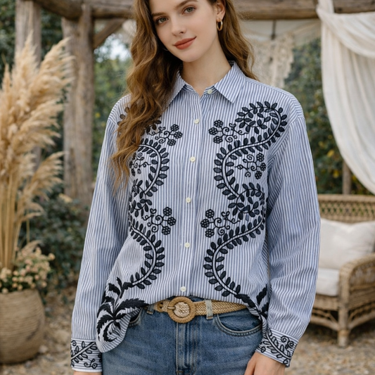 Chemise femme rayée bleu ciel et blanc avec broderies florales, style bohème chic, portée sur mannequin