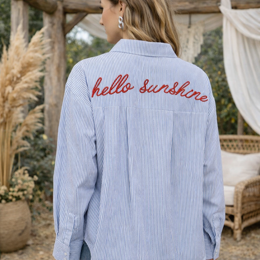 Chemise rayée bleu ciel et blanc en coton avec imprimé Hello Sunshine rouge au dos