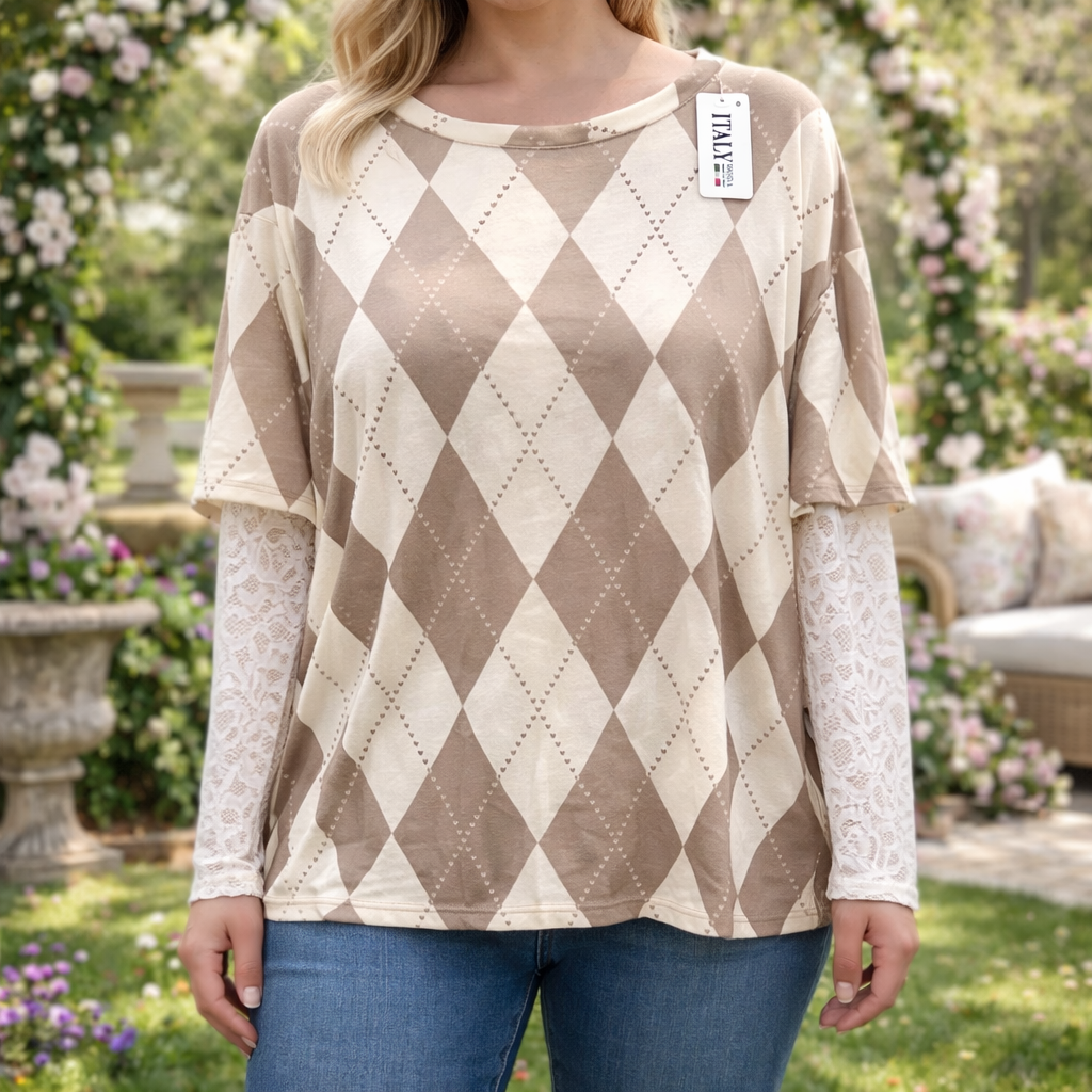 pull en maille légère séduit par son motif losange délicat et ses manches en dentelle raffinée qui apportent une touche bohème chic à la silhouette