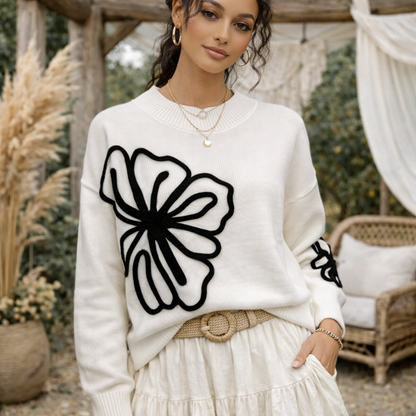 Pull femme écru à motif floral blanc style bohème chic, porté sur mannequin dans un décor naturel