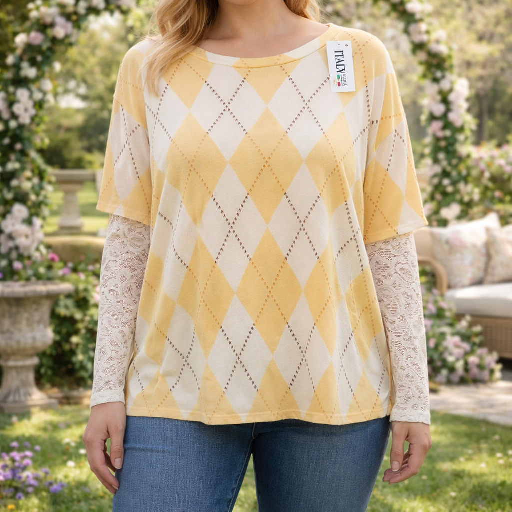 pull en maille légère séduit par son motif losange délicat et ses manches en dentelle raffinée qui apportent une touche bohème chic à la silhouette