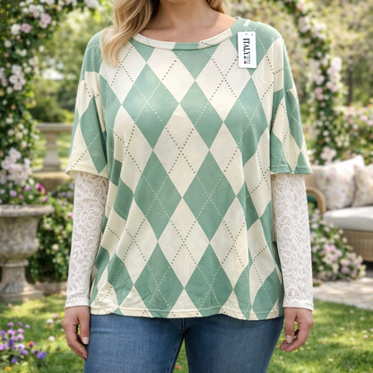 pull en maille légère séduit par son motif losange délicat et ses manches en dentelle raffinée qui apportent une touche bohème chic à la silhouette