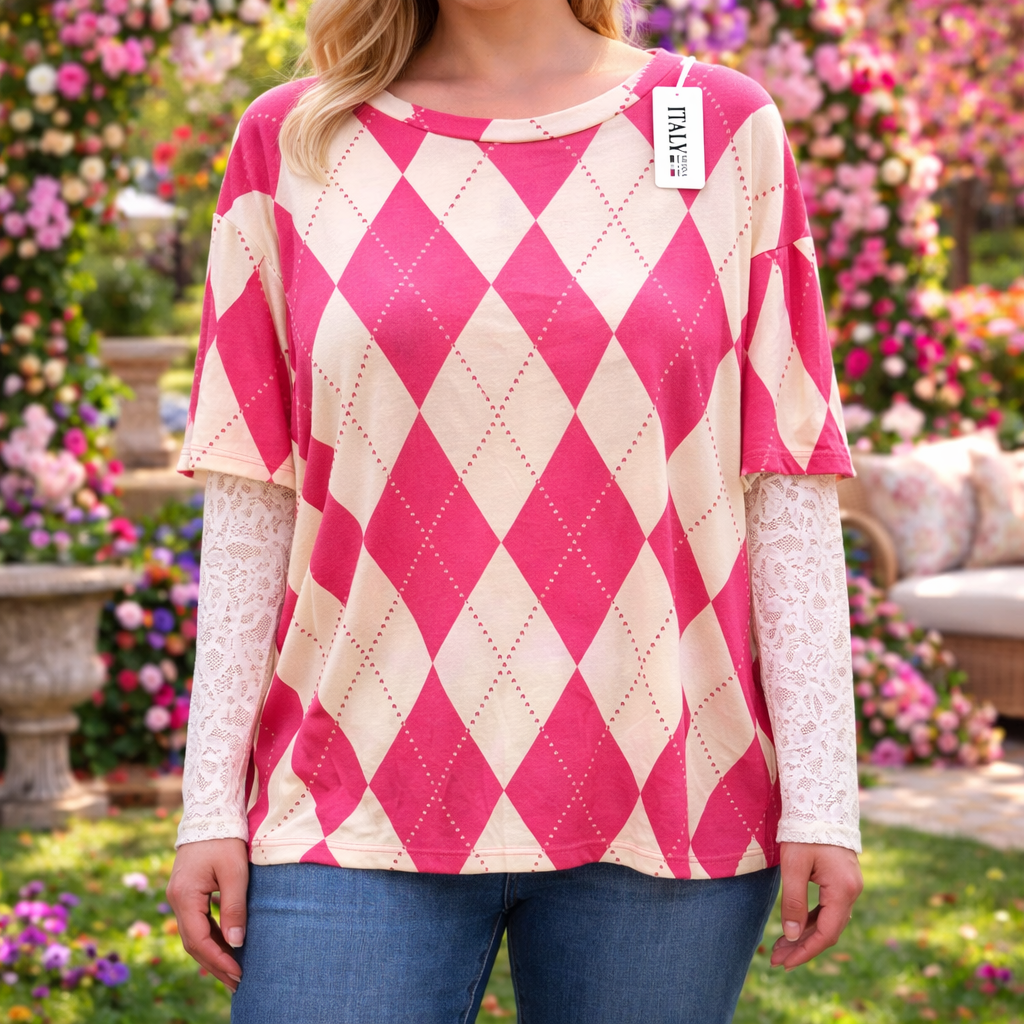 pull en maille légère séduit par son motif losange délicat et ses manches en dentelle raffinée qui apportent une touche bohème chic à la silhouette