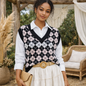 Pull noir sans manches col V motif carreaux femme porté, style bohème chic, fabrication italienne