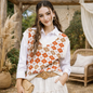 Pull sans manches col V motif carreaux femme porté, style bohème chic, fabrication italienne
